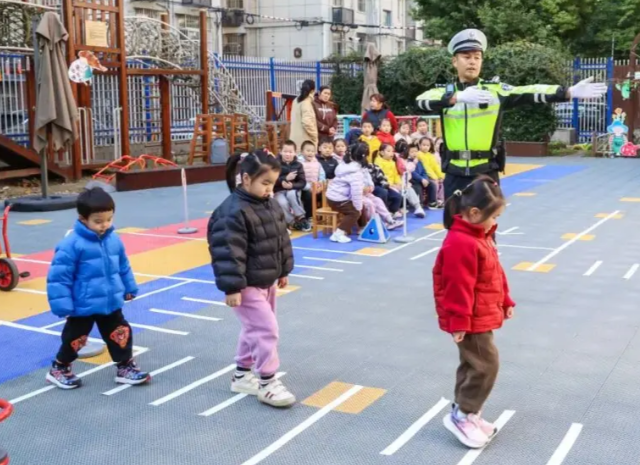 要抓紧孩子的手腕或许让孩子一直处在自己的视野之内防止意外产生